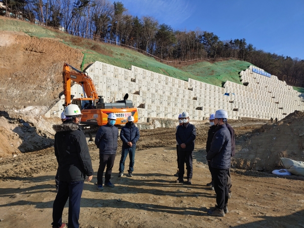 천안시 관계자들이 건설현장 코로나19 방역수칙 이행실태를 점검하고 있다.