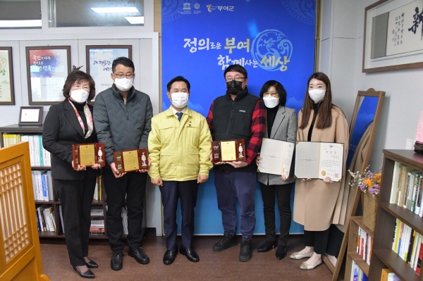 표창장 전수 장면