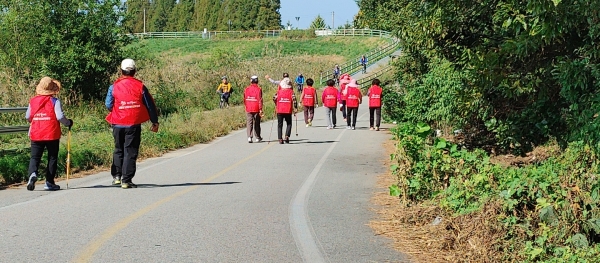 걷기 이벤트에 참여하고 있는 시민들