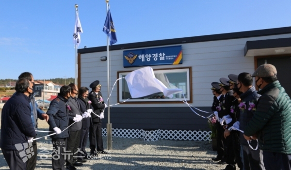 태안해양경찰서 윤태연 서장(왼쪽 앞쪽)과 지역민 대표자들이 신설된 구도출장소 현판 제막식에 참석하고 있다. / 출처=태안해양경찰서