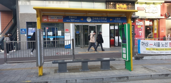 온열 의자가 설치된 시내버스정류장 모습