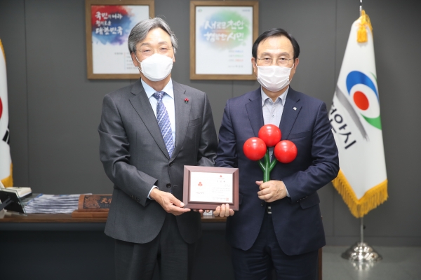 박상돈 천안시장이 충남사회복지공동모금회 341번째 나눔리더로 가입해 지난 9일 성우종 충남사회복지공동모금회장으로부터 인증패를 전달받고 있다.