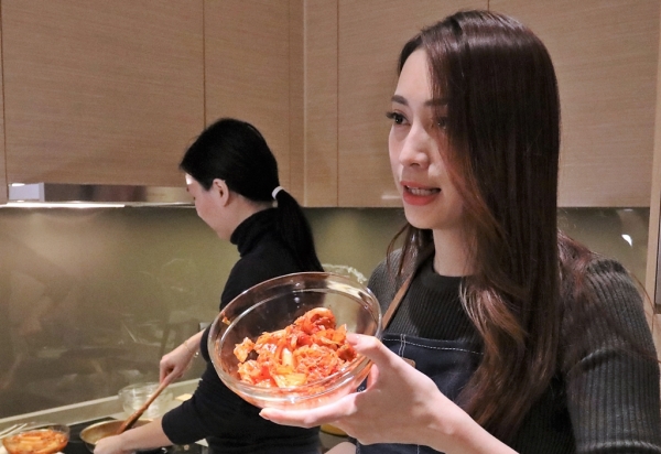 ‘슬기로운 한식생활’ 왕홍의 김치전 요리 시연모습