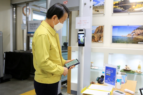 김인수 자치행정국장이 안심콜 서비스를 시연하는 장면