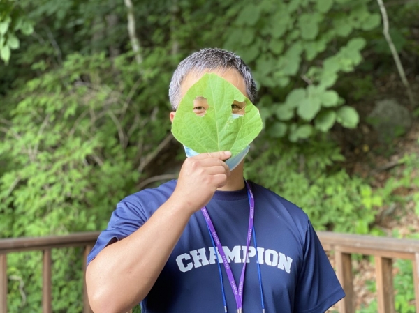 지난여름 경북 영주 봉현면 국립산림치유원에서 ‘숲＋카운슬링’ 산림치유프로그램(최우수상) 참가자가 프로그램에 사용된 나뭇잎 가면을 들고 포즈를 취하고 있다.