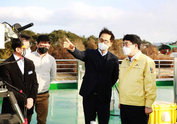 미세먼지정도관리센터 옥상에서 대기측정 장비 관련해 이야기를 나누는 장면(장윤석 국립환경과학원장, 맹정호 서산시장)