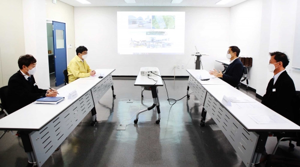 충청권대기환경연구소 회의실에서 미세먼지 관리 협력 관계 구축을 위한 회의장면