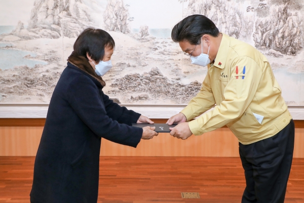 지난 11일 당진시청 해나루홀에서 김원자 회장이 장관상을 수여받고 있다