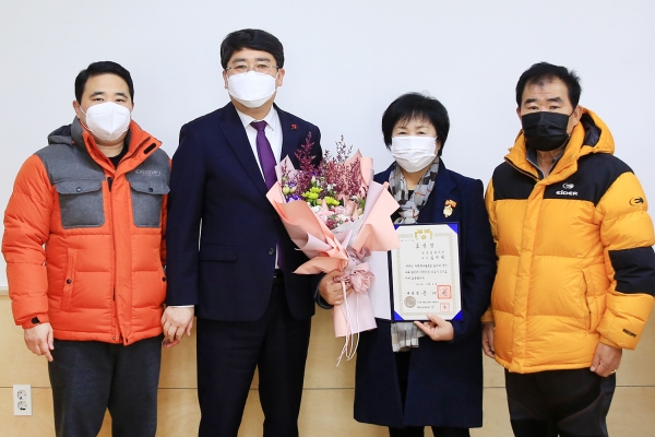 15일 시장실에서 열린 대한민국 자원봉사대상 개인부문 대통령상 수상 기념사진