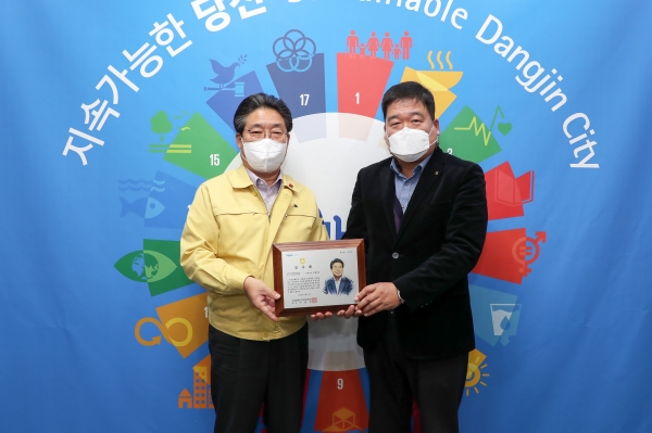 지난 14일 시청 목민홀에서 차종현 농협당진시지부장이 김홍장 당진시장에게 감사패를 전달했다.