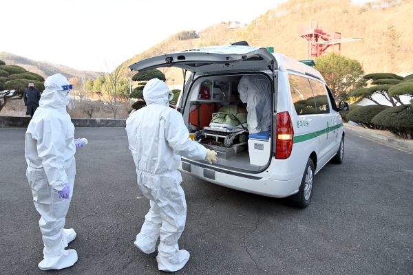 공주유스호스텔 환자 요양병원 이송 모습