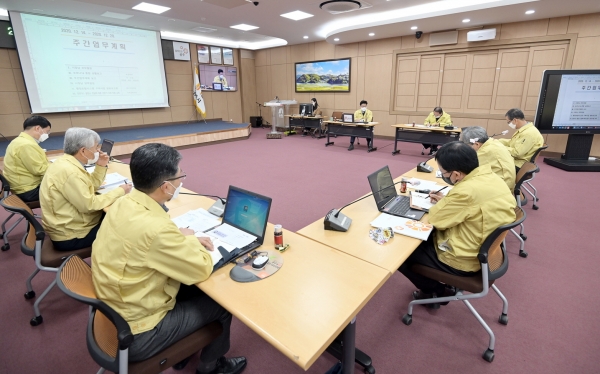 지난 14일 시청 대백제실에서 열린 주간업무보고회 개최 모습
