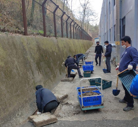 태원건설산업, 후생학원 외부 배수로 정비 모습.
