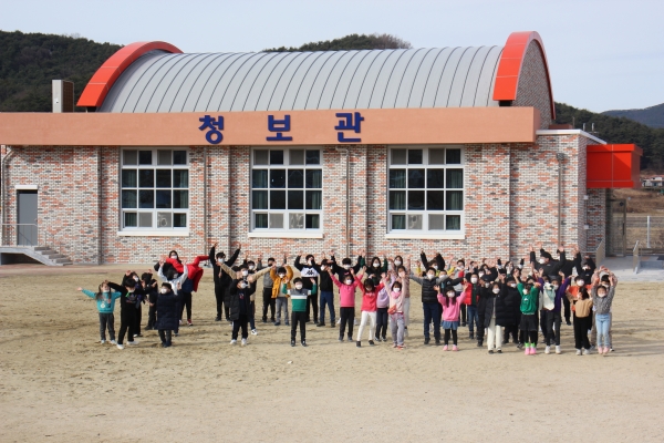 청보초등학교 체육관 신축 장면