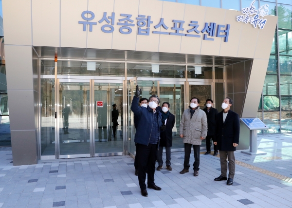 16일 유성종합스포츠센터를 방문한 정용래 유성구청장이 유성구체육회장, 유성스포츠클럽회장과 함께 현장점검 모습