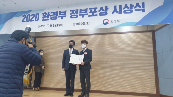 지난 11월 19일 시상식 사진.(왼쪽 조명래 환경부장관 오른쪽 이동원 당진시 지속가능협력팀장)