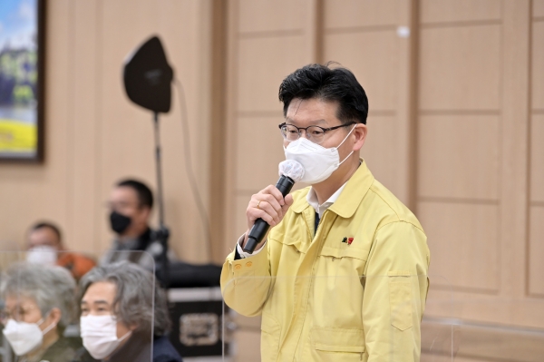 ‘공주형 복지기준선’ 수립.선포하고 있는 김정섭 시장