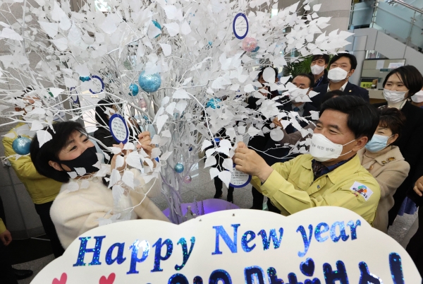 박민자 동구의장(왼쪽)과 황인호 동구청장(오른쪽)이 소원나무에 소원을 적어 달고 있다.