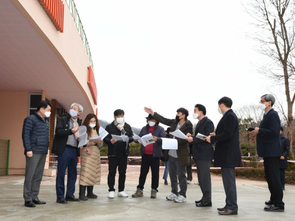 21일 효문화관리원에서 공공미술프로젝트 관련 현장 실사 중인 중구청 공무원과, 작사팀, 중구자문단