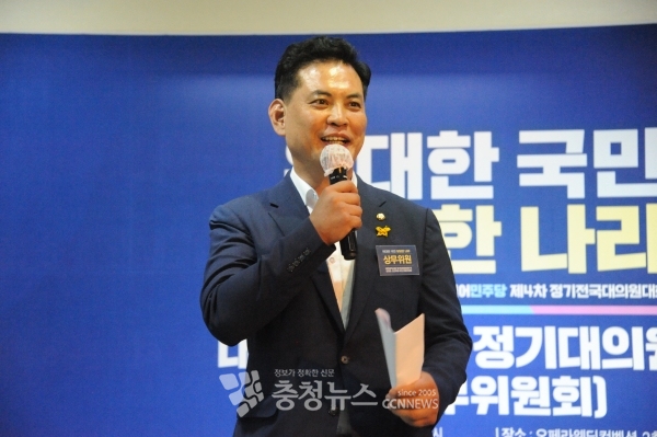 박영순 국회의원이 18일 민주당 대전시당 위원장 합의 추대 후 수락 연설을 하고 있다.