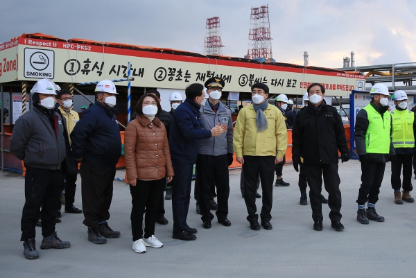 22일 오전 맹정호 서산시장이 현대오일뱅크 공사현장을 방문해 공사현황을 안내받고 점검하는 장면