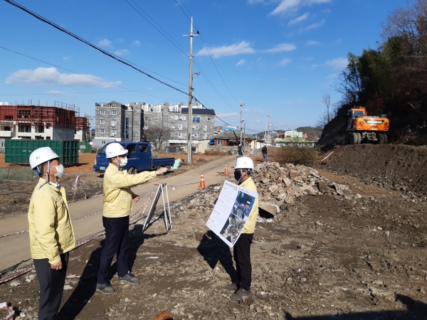 장항 성주지구 급경사지 현장 점검 중인 이교식 부군수, ( 좌측 첫번째)