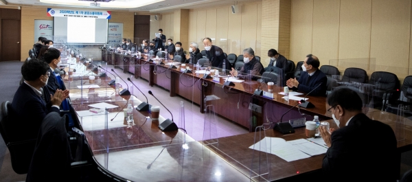 23일 배재대 대회의실에서 ‘2020학년도 제1회 공감소통위원회’가 개최된 가운데 김선재 총장을 비롯한 위원들이 코로나19 대응 현황을 보고받고 있다.