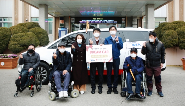 23일 시청 본관 앞에서 열린 장애인 슬로프 차량 기증식 사진