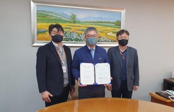 황찬익 지역난방공사 감사(사진의 가운데)의 비대면 업무협약식