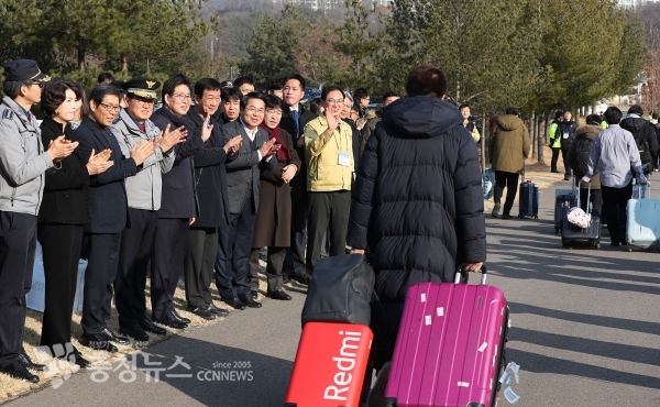 코로나19 유행초기인 지난 2월 아산경찰인재개발원에서 퇴소하는 우한교민들을 환송하는 충남도청 관계자들.