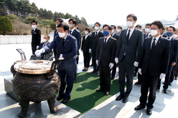 지난 4월 21대 총선에서 승리한 뒤 대전현충원을 찾아 참배하는 더불어민주당 소속 국회의원 당시 당선인들.