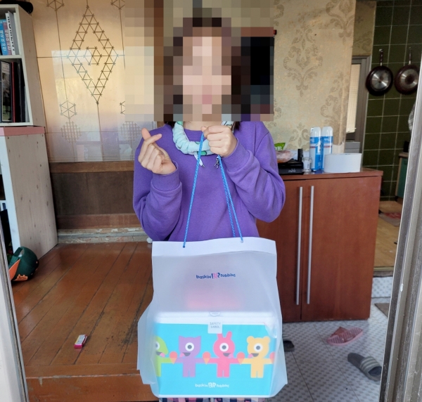 지난 크리스마스에 선물을 전달 받은 어린이 모습.