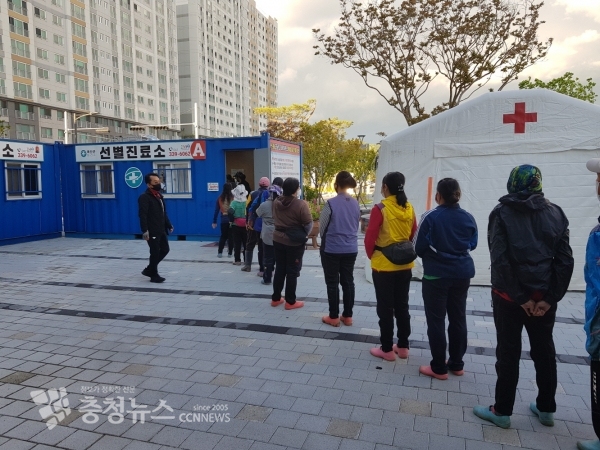 코로나19 검사를 위해 대기 중인 모습