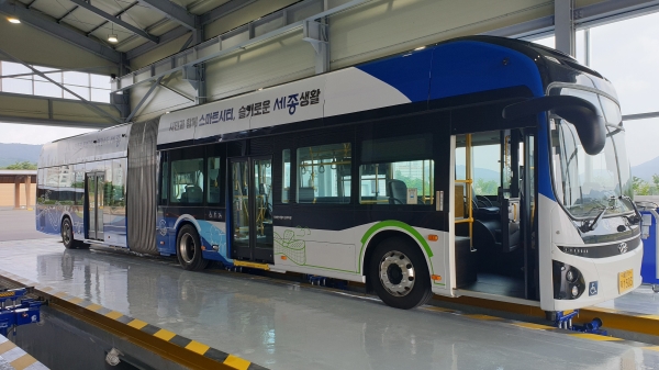 전기굴절버스 차고지 정비 모습.