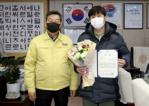 지난 29일 태안군청 군수 집무실에서 열린 ‘태안군 중장기 종합계획 수립을 위한 군민 아이디어 공모 시상’ 모습( 금상 최승진)