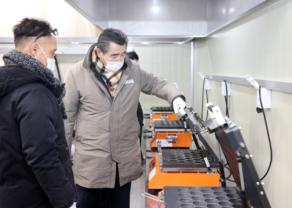 보령 누룽지과자 사업장을 둘러보고 있는 김동일 시장