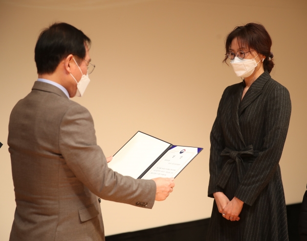 천안시건강가정지원센터가 여성가족부의 ‘2019년 아이돌봄 서비스 제공기관 평가’에서 전국 우수기관으로 선정돼 29일 장관상 수상