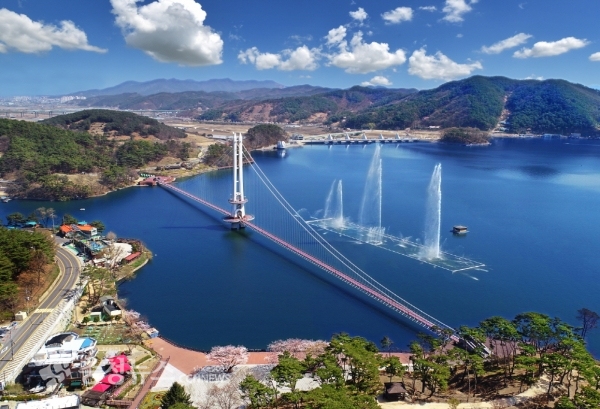 예당호 출렁다리와 음악분수 전경