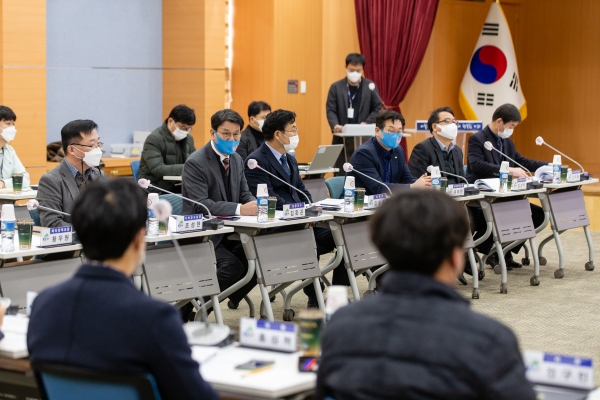 지난 30일 군청 대회의실에서 청년정책위원단과 실․과장 등 20여명이 참석한 가운데 청년정책 기본계획 수립용역 최종보고회 개최