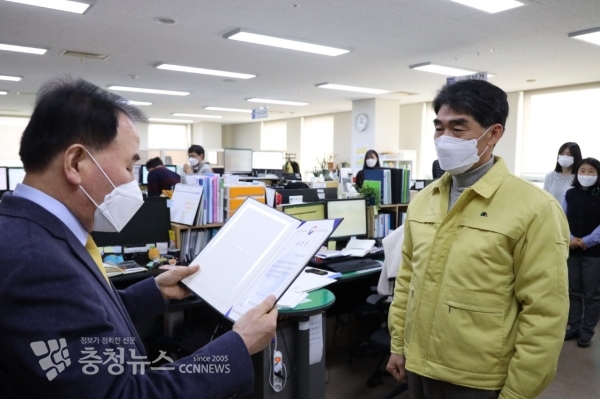 김지철 교육감이 이완택 체육건강과장에게 학교기반 정신건강 증진 교육부장관 기관표창을 수여하고 있다