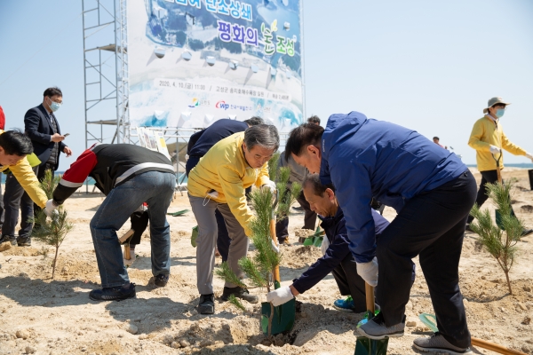 김병숙 서부발전 사장이 강원도 고성군 송지호 해수욕장에서 해송을 심고 있는 모습
