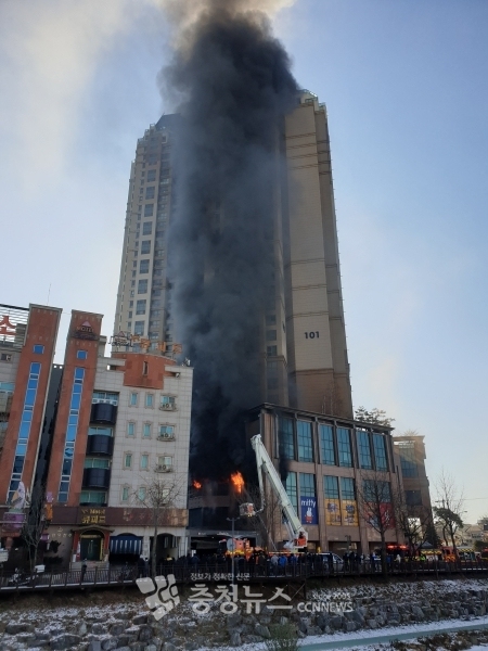 31일 오후 1시경 대전 유성구 봉명동 자이아파트에서 화재가 발생해 불길이 번지고 있다.