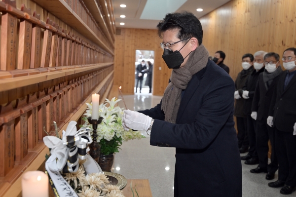 김정섭 공주시장, 보훈공원 참배 모습