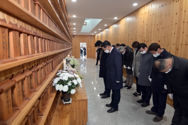 김정섭 공주시장, 보훈공원 참배 모습