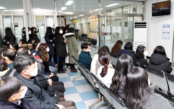 4일 청내 방송을 통해 2021년 시무식을 비대면으로 진행한 중구보건소 모습