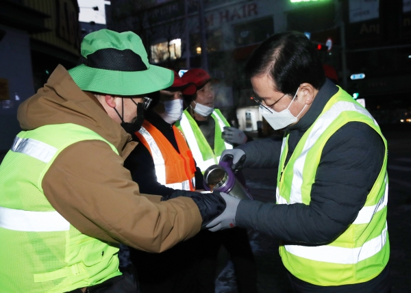 새해맞이 거리청소에 나선 장종태 구청장
