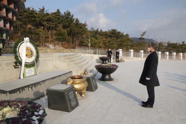 충남세종농협 길정섭 본부장 충혼탑 참배 모습