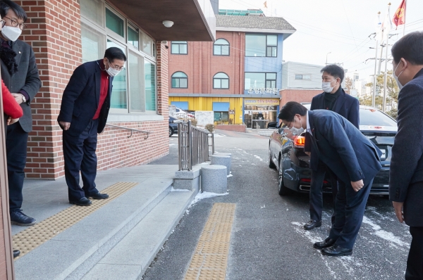 오세현 시장이 새해를 맞아 노인여가시설을 방문하고 있다.