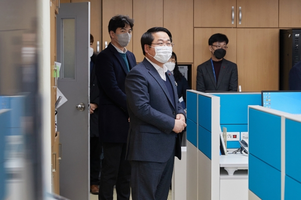 오세현 시장이 새해를 맞아 노인여가시설을 방문하고 있다.