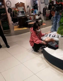 아산시보건소 최금조 주무관이 의식을 잃고 쓰러진 시민을 위해 응급조치를 실시하고 있다.